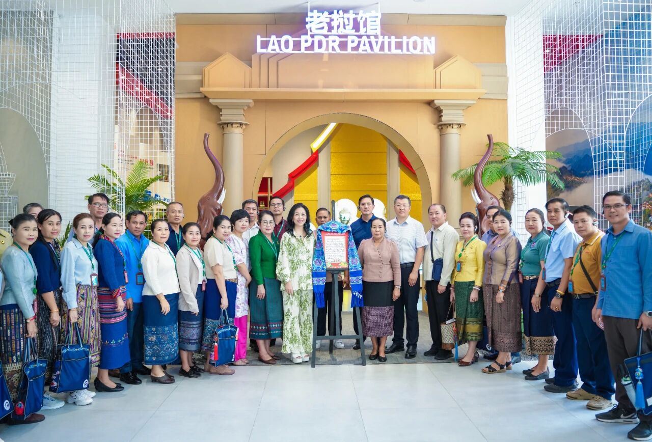 老撾建國(guó)陣線(xiàn)中央副主席、紀(jì)委書(shū)記希帕占&middot;南塔馮薩率團(tuán)到中新物流園、匯聚中心參觀(guān)考察
